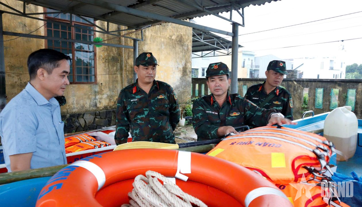 Bộ CHQS thành phố Đà Nẵng bố trí lực lượng, phương tiện ứng trực tại các khu vực xung yếu 
